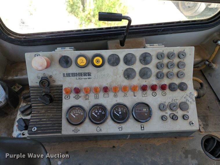 image for item DL6646 2005 Liebherr LR622B  track loader