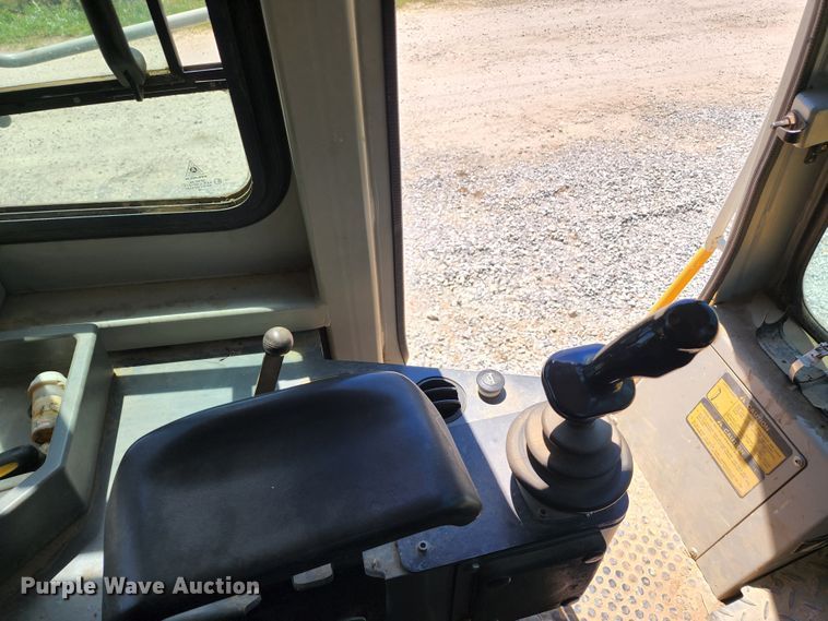 image for item DL6646 2005 Liebherr LR622B  track loader