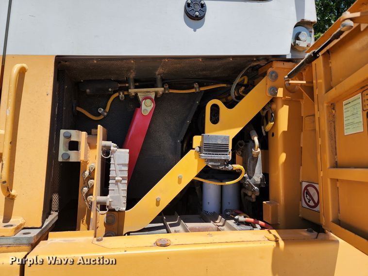 image for item DL6646 2005 Liebherr LR622B  track loader