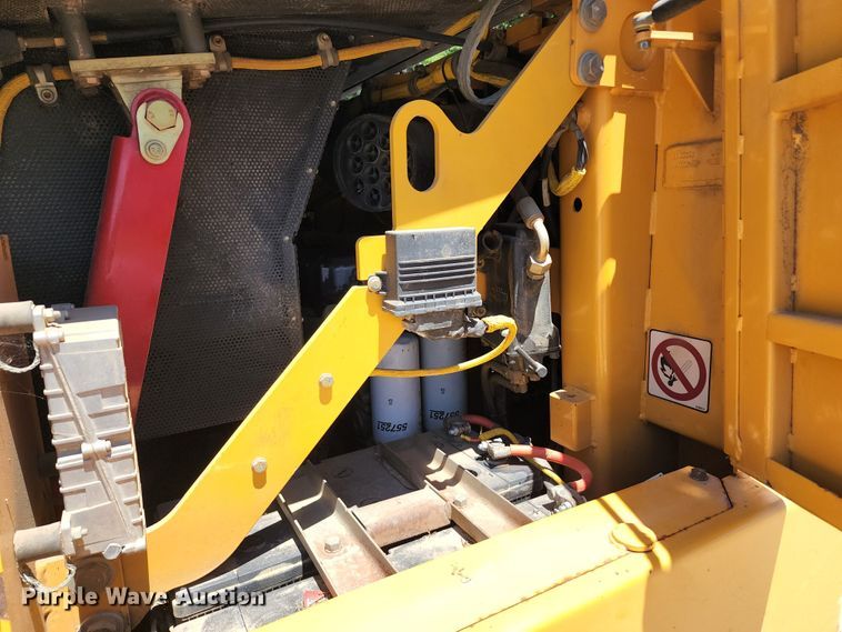 image for item DL6646 2005 Liebherr LR622B  track loader