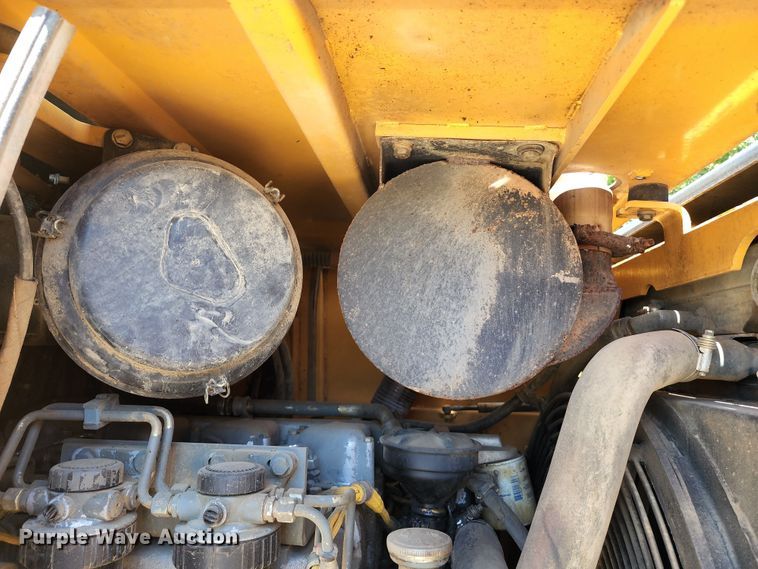 image for item DL6646 2005 Liebherr LR622B  track loader