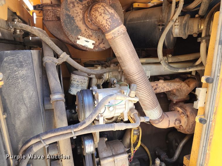 image for item DL6646 2005 Liebherr LR622B  track loader