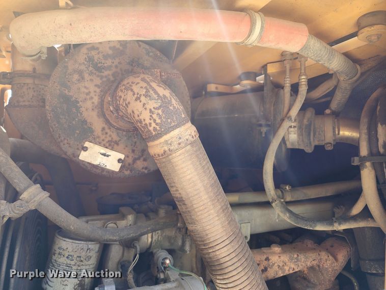 image for item DL6646 2005 Liebherr LR622B  track loader