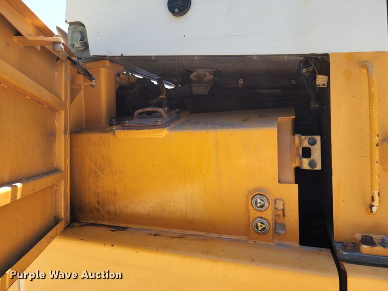 image for item DL6646 2005 Liebherr LR622B  track loader