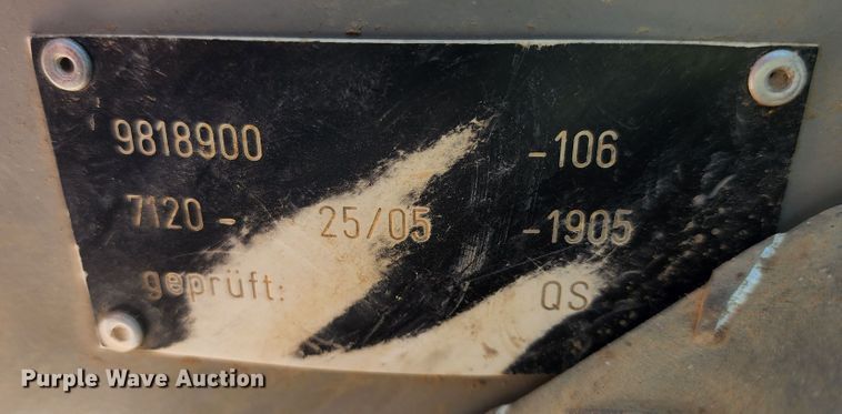 image for item DL6646 2005 Liebherr LR622B  track loader