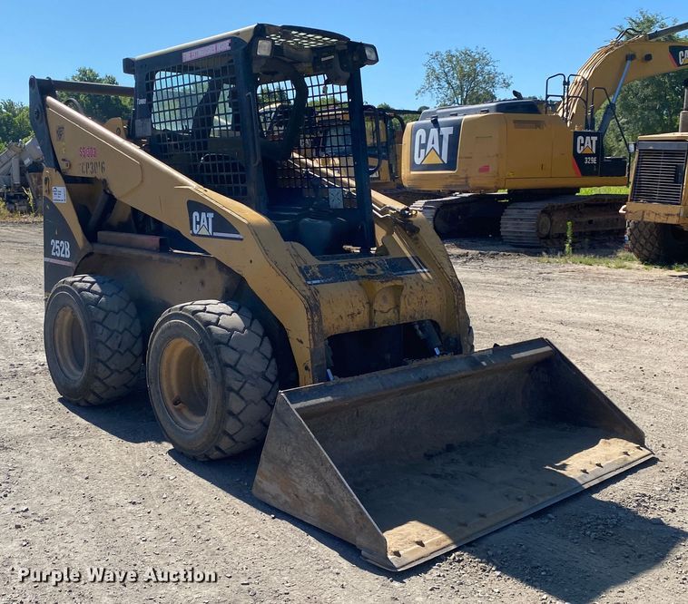 image for item DM4231 2006 Caterpillar 252B  skid steer loader