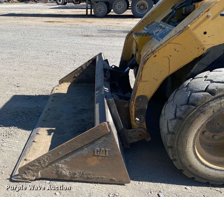 image for item DM4231 2006 Caterpillar 252B  skid steer loader