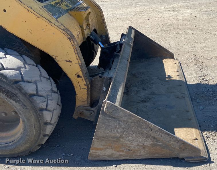 image for item DM4231 2006 Caterpillar 252B  skid steer loader