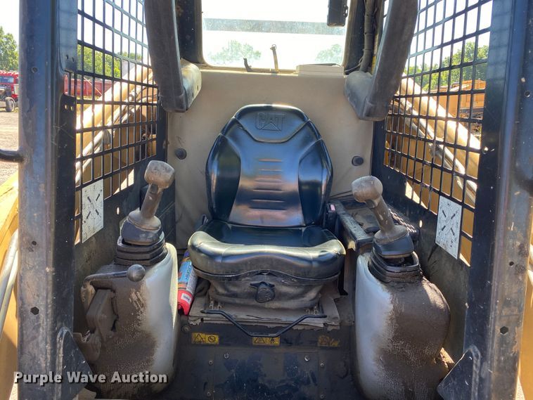 image for item DM4231 2006 Caterpillar 252B  skid steer loader