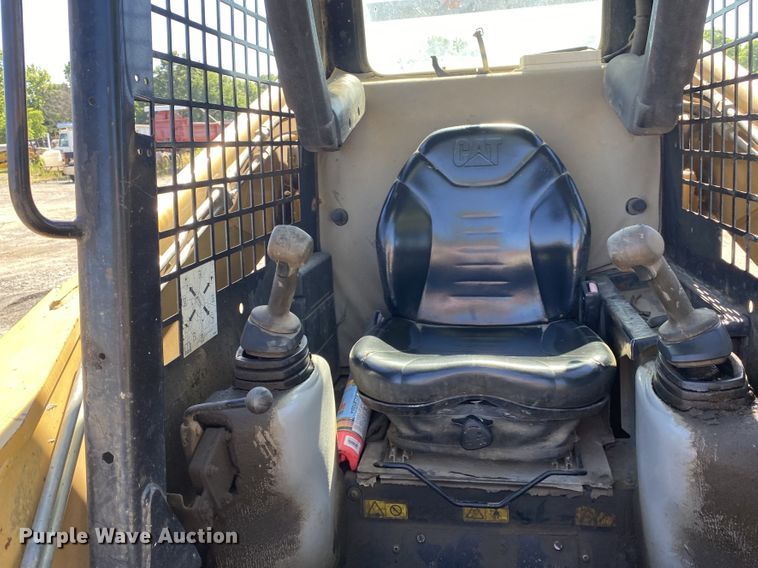 image for item DM4231 2006 Caterpillar 252B  skid steer loader