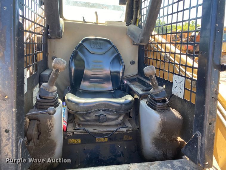 image for item DM4231 2006 Caterpillar 252B  skid steer loader