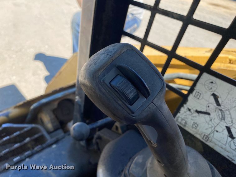 image for item DM4231 2006 Caterpillar 252B  skid steer loader