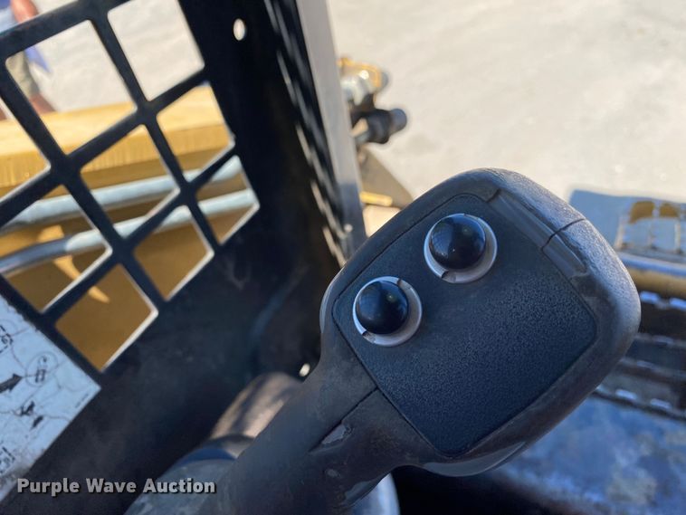 image for item DM4231 2006 Caterpillar 252B  skid steer loader