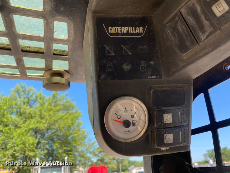 image for item DM4231 2006 Caterpillar 252B  skid steer loader