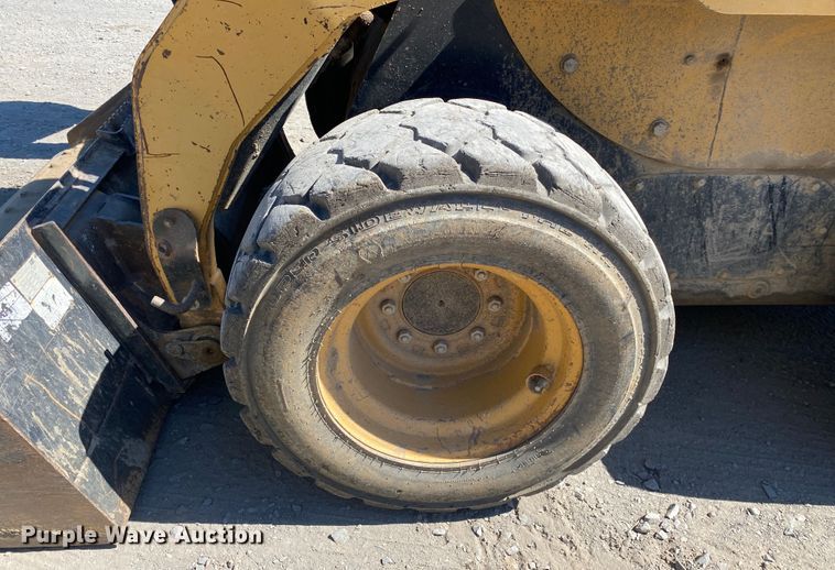 image for item DM4231 2006 Caterpillar 252B  skid steer loader