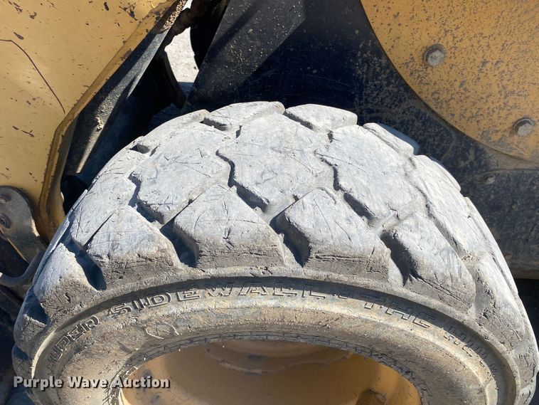 image for item DM4231 2006 Caterpillar 252B  skid steer loader