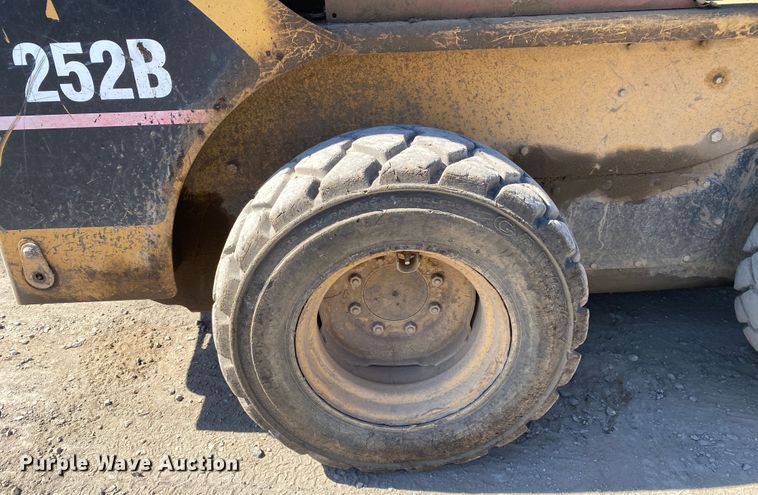 image for item DM4231 2006 Caterpillar 252B  skid steer loader