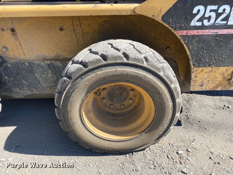 image for item DM4231 2006 Caterpillar 252B  skid steer loader