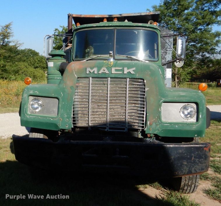 image for item DM4234 1985 Mack R686ST  dump truck