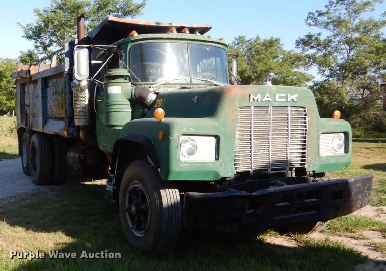 image for item DM4234 1985 Mack R686ST  dump truck