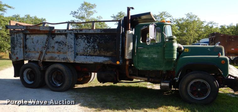 image for item DM4234 1985 Mack R686ST  dump truck