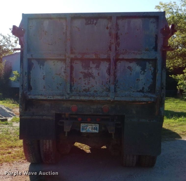 image for item DM4234 1985 Mack R686ST  dump truck