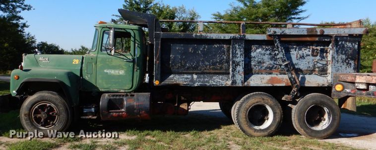 image for item DM4234 1985 Mack R686ST  dump truck
