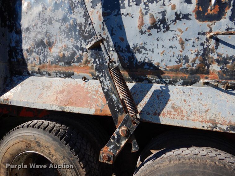 image for item DM4234 1985 Mack R686ST  dump truck