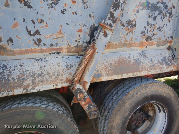 image for item DM4234 1985 Mack R686ST  dump truck