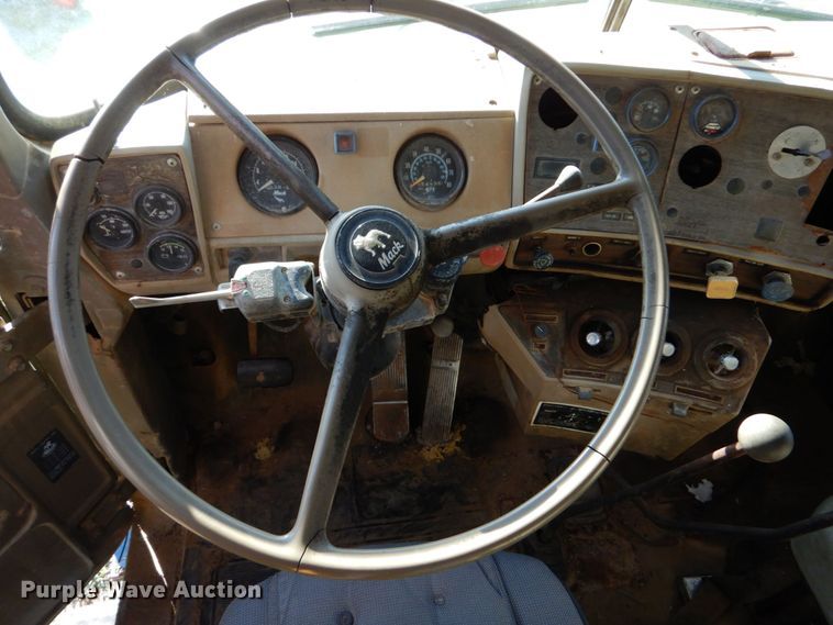 image for item DM4234 1985 Mack R686ST  dump truck