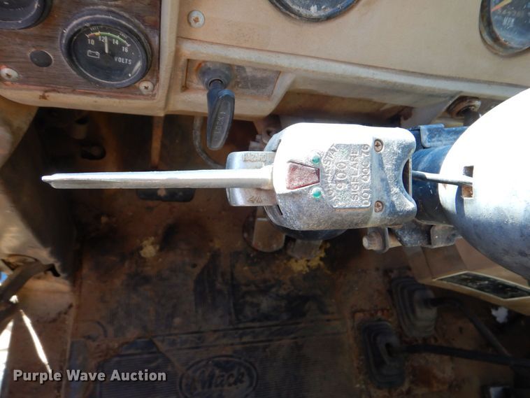 image for item DM4234 1985 Mack R686ST  dump truck