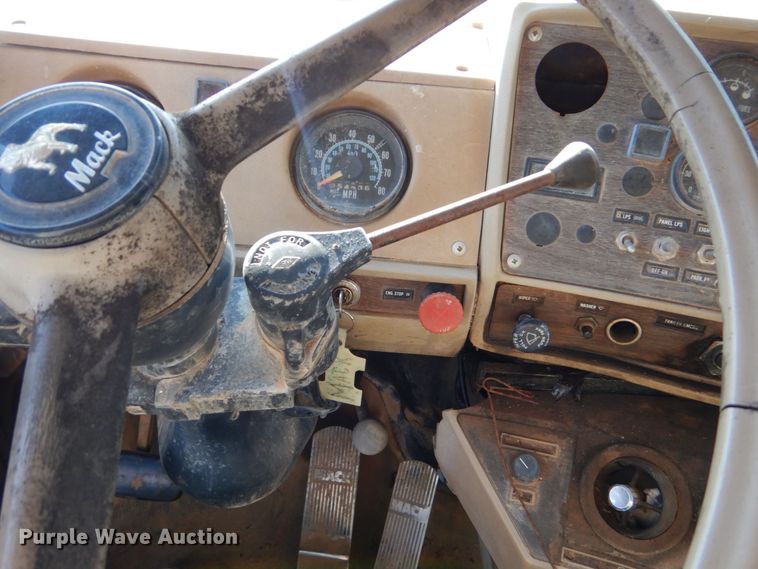 image for item DM4234 1985 Mack R686ST  dump truck