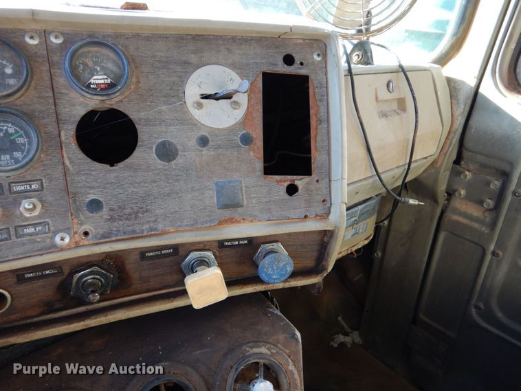 image for item DM4234 1985 Mack R686ST  dump truck