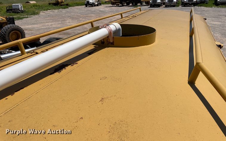 image for item DN5002 1988 Caterpillar 613C  water wagon