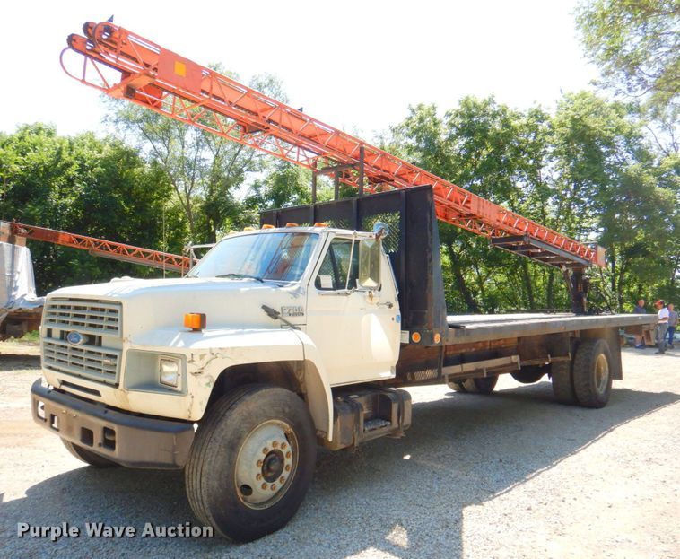 image for item DP4306 1992 Ford F700  flatbed truck