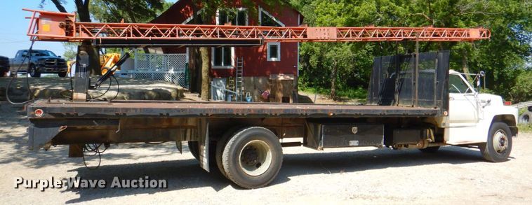 image for item DP4306 1992 Ford F700  flatbed truck