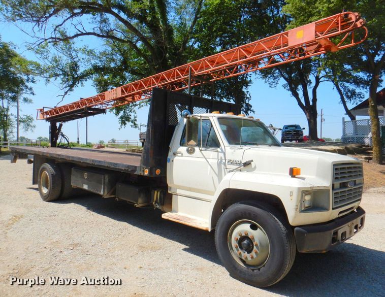 image for item DP4306 1992 Ford F700  flatbed truck