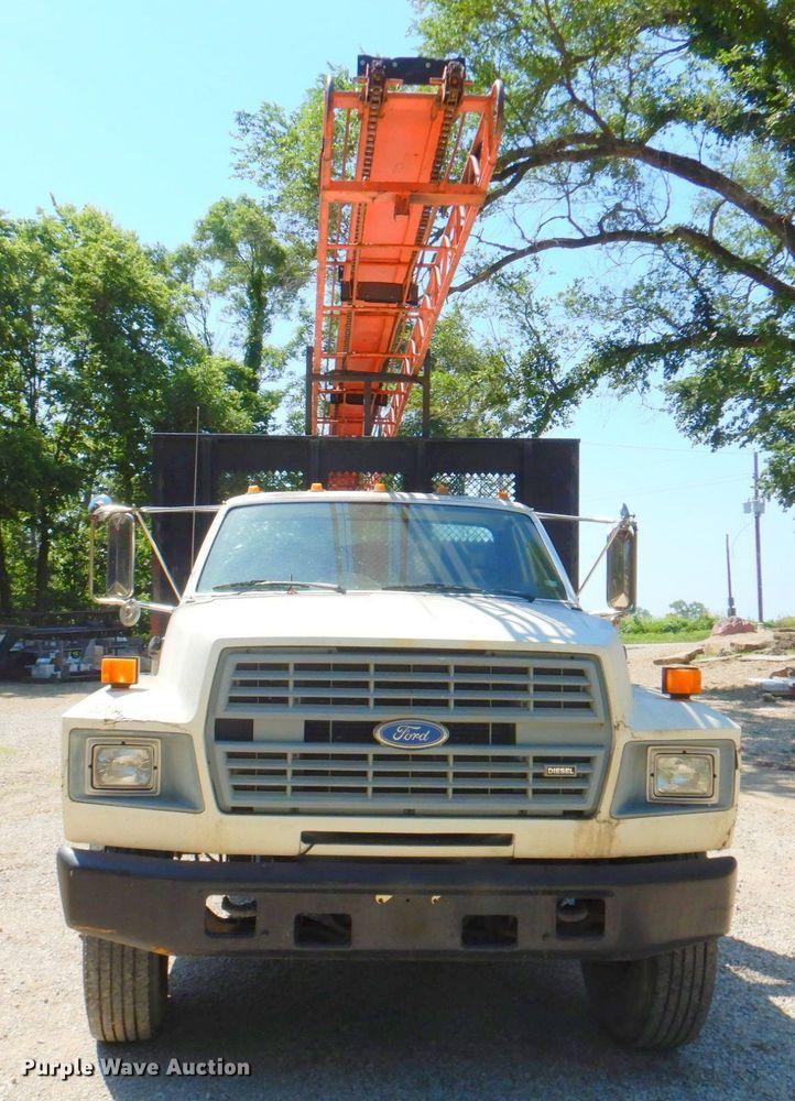 image for item DP4306 1992 Ford F700  flatbed truck