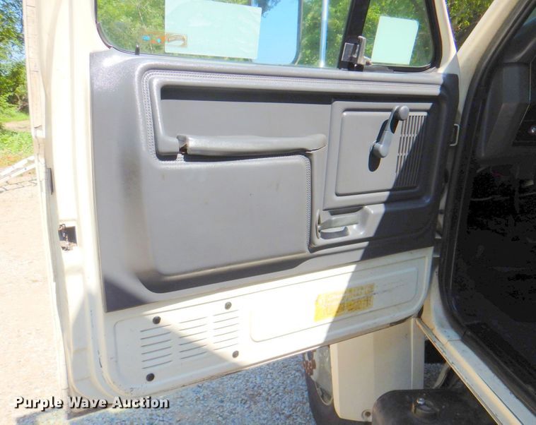 image for item DP4306 1992 Ford F700  flatbed truck