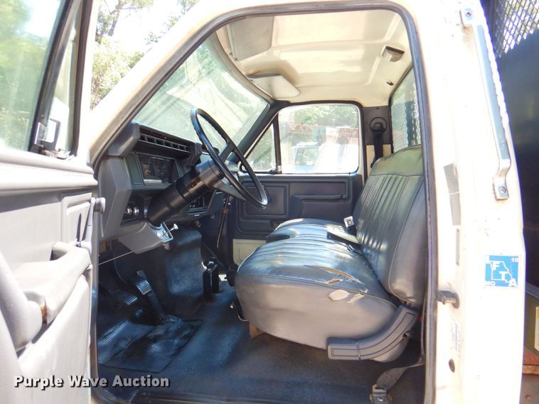 image for item DP4306 1992 Ford F700  flatbed truck