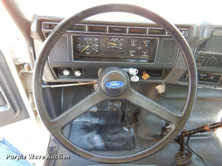 image for item DP4306 1992 Ford F700  flatbed truck