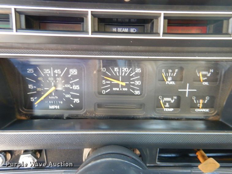 image for item DP4306 1992 Ford F700  flatbed truck