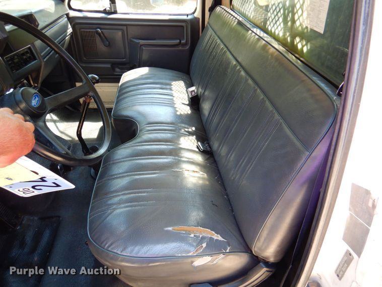 image for item DP4306 1992 Ford F700  flatbed truck