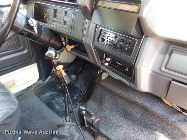 image for item DP4306 1992 Ford F700  flatbed truck