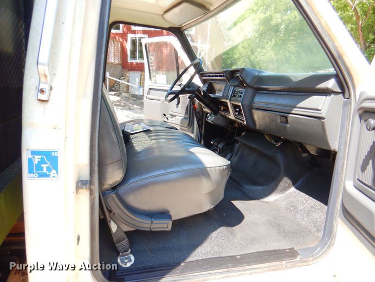 image for item DP4306 1992 Ford F700  flatbed truck