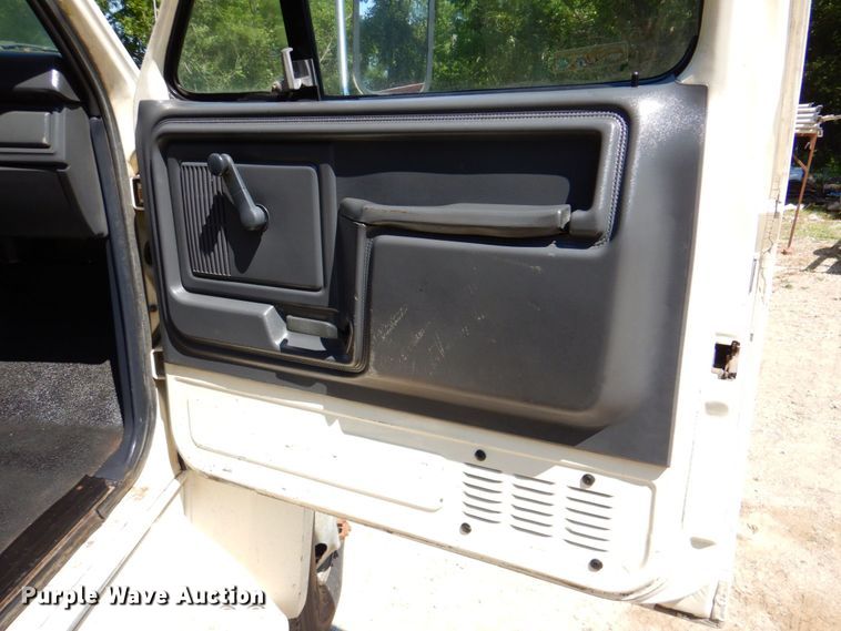 image for item DP4306 1992 Ford F700  flatbed truck