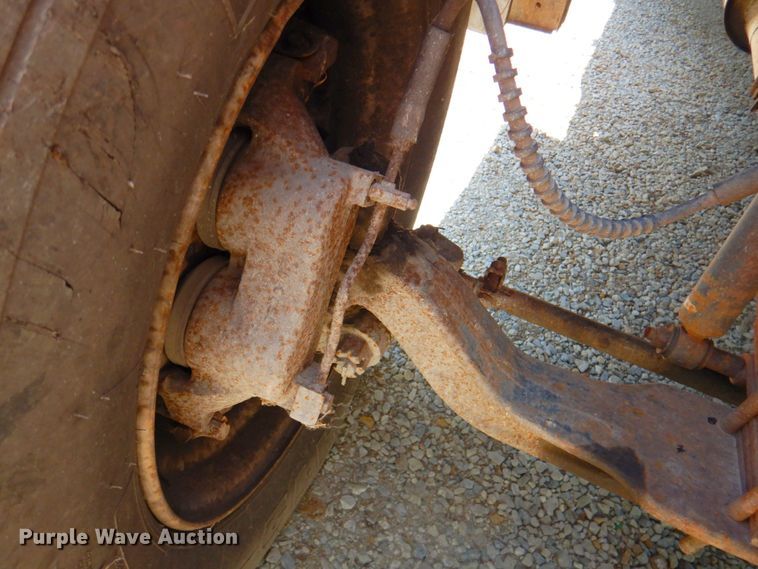 image for item DP4306 1992 Ford F700  flatbed truck