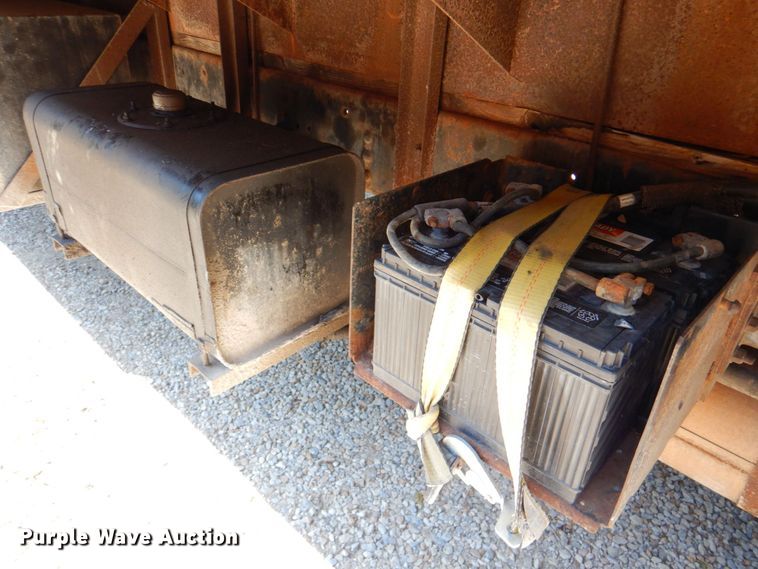 image for item DP4306 1992 Ford F700  flatbed truck