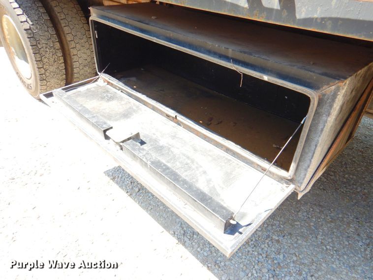 image for item DP4306 1992 Ford F700  flatbed truck
