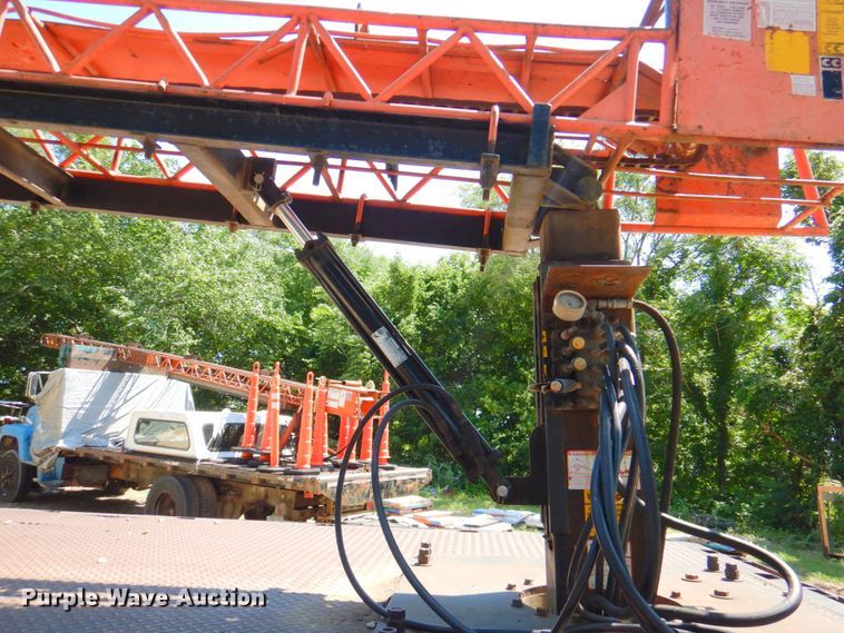 image for item DP4306 1992 Ford F700  flatbed truck